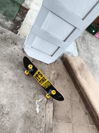 Skate Negro con Ruedas Amarillas