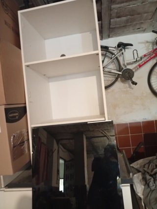 Mueble de cocina blanco y plateado