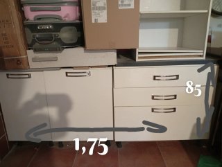 Mueble de cocina blanco y plateado
