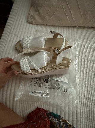 Sandalias blancas y doradas sin estrenar.