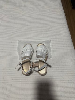 Sandalias blancas y doradas sin estrenar.