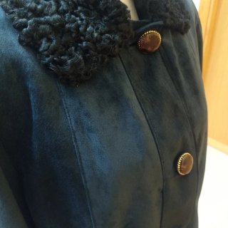 Abrigo de piel de porcino azul oscuro.