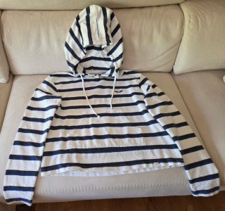Sudadera de rayas blanca y azul
