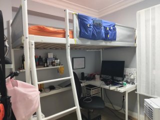 Cama juvenil con barrera protectora
