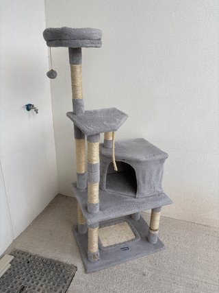 Castillo rascador para gatos gris marca nobleza
