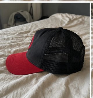 Gorra Armure Racing Trucker negra y roja ajustable