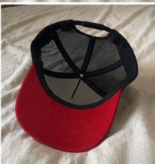 Gorra Armure Racing Trucker negra y roja ajustable