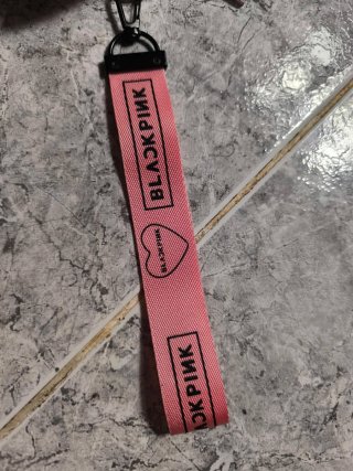 Vendo llavero de Blackpink Kpop de pompón rosa