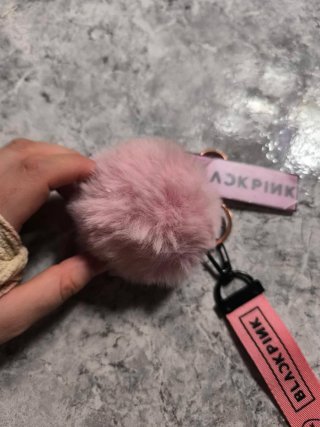 Vendo llavero de Blackpink Kpop de pompón rosa