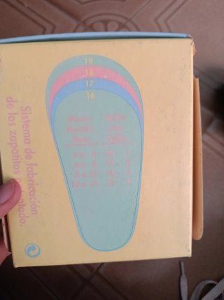 Zapatitos de bebé con dibujo de pájaro