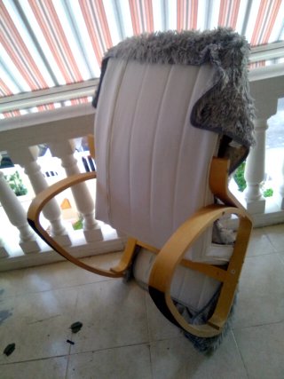 Sillón mecedora de peluche gris