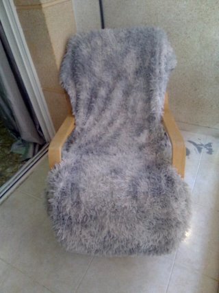 Sillón mecedora de peluche gris