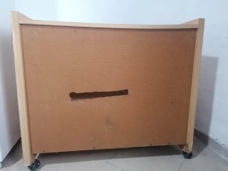 Escritorio de madera con cajones y separadores