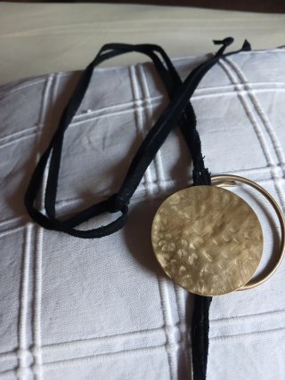 Collar largo dorado con cordón negro