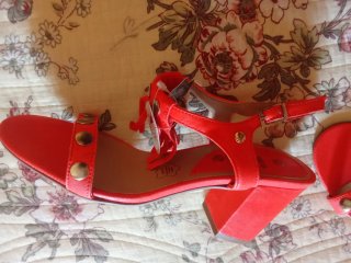 Sandalias rojas con flecos y tachuelas