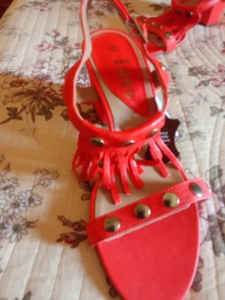 Sandalias rojas con flecos y tachuelas
