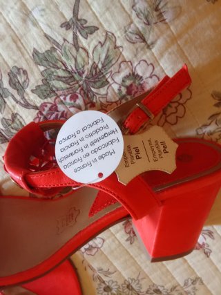 Sandalias rojas con flecos y tachuelas