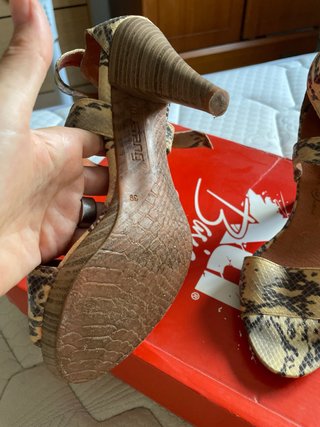 Sandalias de tacón con estampado de serpiente