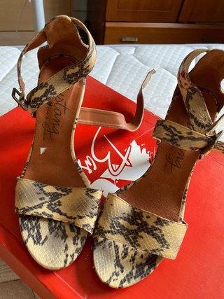 Sandalias de tacón con estampado de serpiente