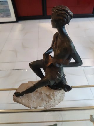 Figura de mujer con guitarra de Luís M. Lafuente