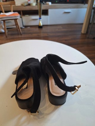 Sandalias negras de tacón