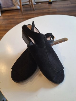 Sandalias negras de tacón