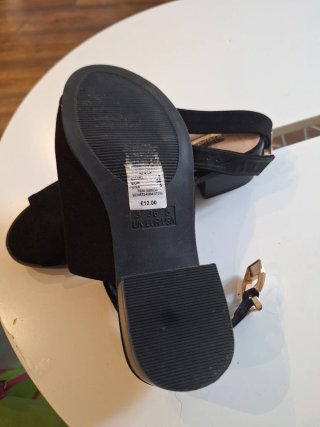 Sandalias negras de tacón