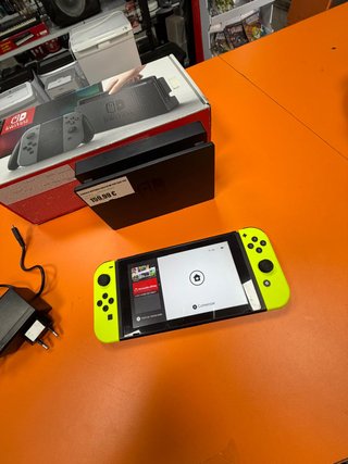 Nintendo Switch con scatola e controller