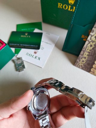 Reloj tipo submarino de color verde y plateado