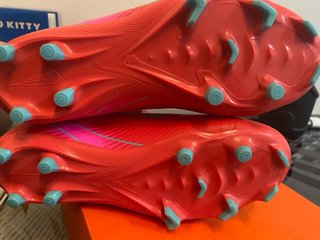 Scarpe da calcio Nike arancioni e rosa