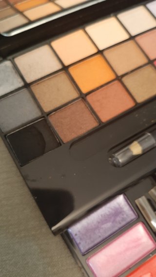 Set de maquillaje con sombras y labiales