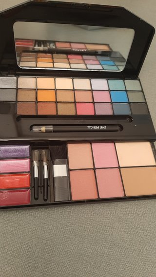 Set de maquillaje con sombras y labiales