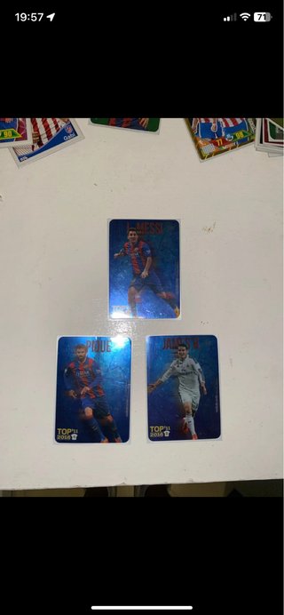 Cromos de fútbol Messi, Piqué, James