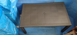 Mesa y sillas de terraza y armario