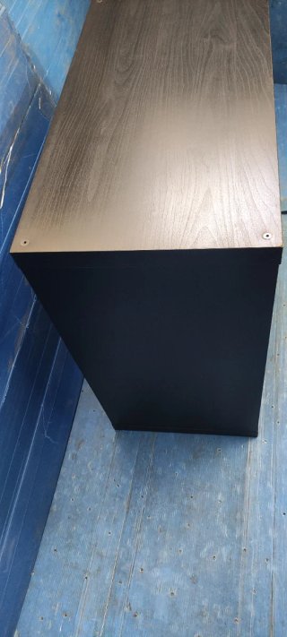 Mesa y sillas de terraza y armario