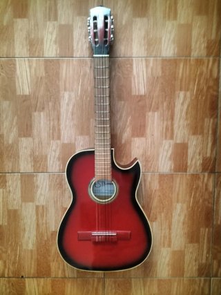 Guitarra acústica roja con corte y su funda