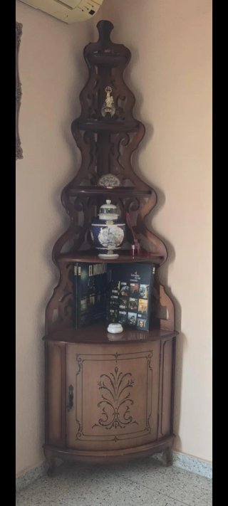 Rinconera de madera tallada