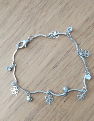Pulsera plateada con dijes