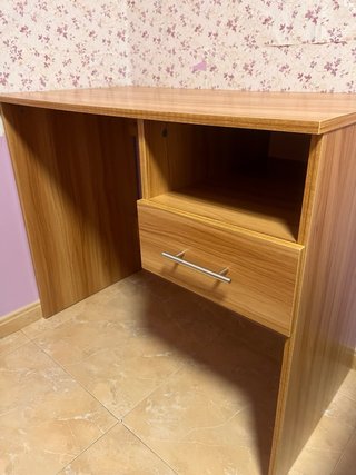 Escritorio de madera con cajón