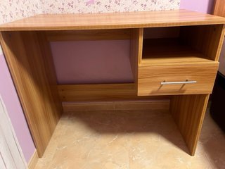 Escritorio de madera con cajón