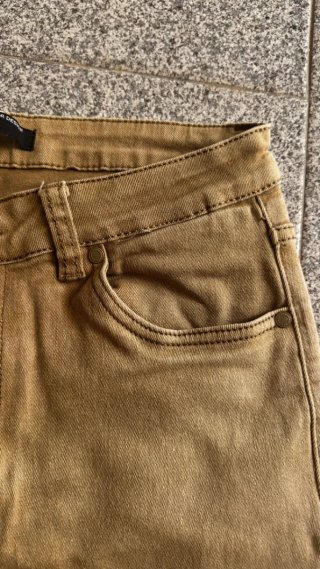 Pantalón pitillo beige