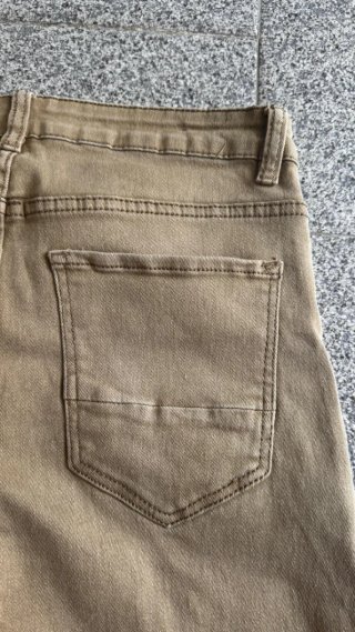 Pantalón pitillo beige