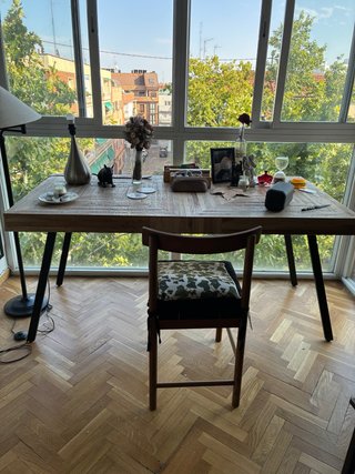 Mesa de comedor de madera y metal