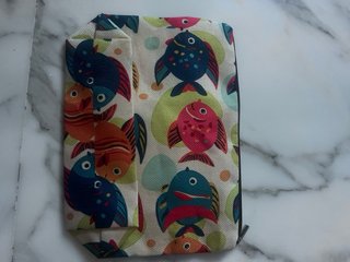 Pochette con pesci colorati