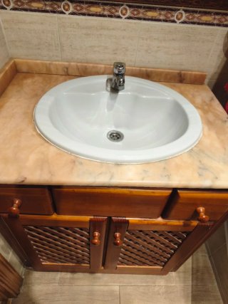 Mueble y auxiliar de madera rustico, espejo y acce