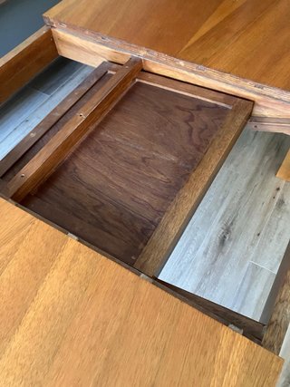 Mesa de comedor de madera