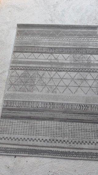 Alfombra tejida estilo étnico