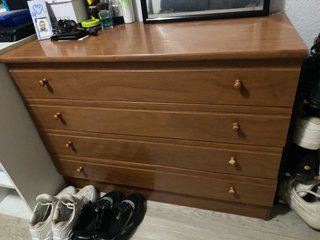 Cómoda de madera marrón