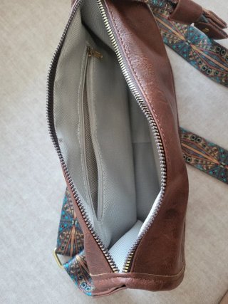 Bolso marrón con cinta étnica nuevo