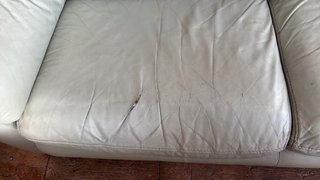 Sofá de piel beige